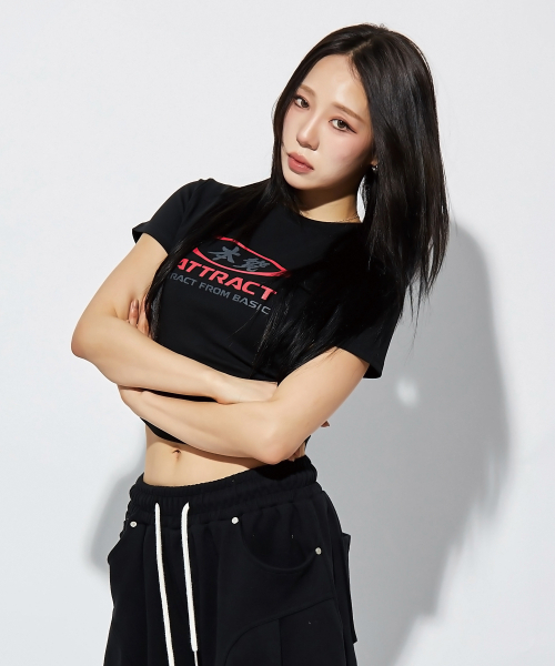 BATTRACT（バトラクト）の「ウィメンズ円形レッドエッセンスクロップラウンドTシャツ_ブラック（Tシャツ/カットソー・レディース・ブラック・1）」の3枚目の写真