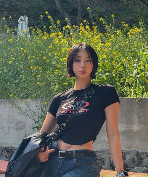 BATTRACT（バトラクト）の「ウィメンズ円形レッドエッセンスクロップラウンドTシャツ_ブラック（Tシャツ/カットソー・レディース・ブラック・1）」の2枚目の写真