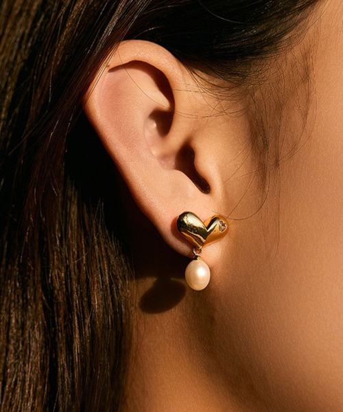 yu-ka（ユーカ）の「YU-KA:ハートモチーフ×パールピアス Heart motif x pearl earrings（ピアス（両耳用）・レディース・ゴールド・FREE）」の2枚目の写真