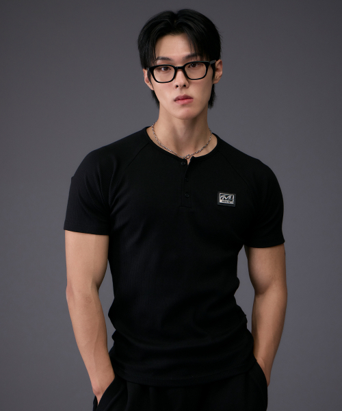 MIHAK(ミハク)の「メタルプレートマッスルフィットヘンリーネックTシャツ(BLACK)(Tシャツ/カットソー・メンズ・その他・1/4/3/2)」の1枚目の写真