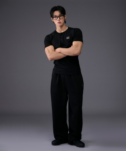 MIHAK(ミハク)の「メタルプレートマッスルフィットヘンリーネックTシャツ(BLACK)(Tシャツ/カットソー・メンズ・その他・1/4/3/2)」の2枚目の写真