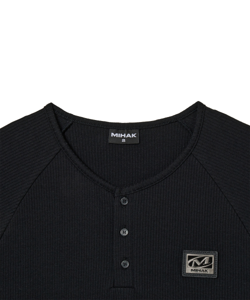 MIHAK(ミハク)の「メタルプレートマッスルフィットヘンリーネックTシャツ(BLACK)(Tシャツ/カットソー・メンズ・その他・1/4/3/2)」の6枚目の写真