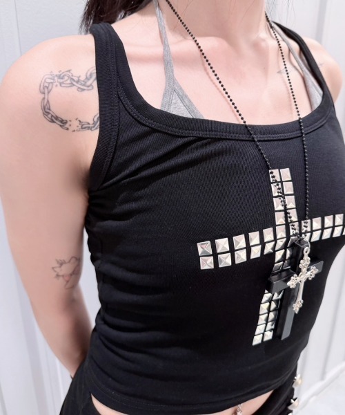 Never mind the XU / Chikashitsu+(ネバーマインド ザ エックスユー / チカシツプラス)の「【nmtc+】Cross Studded Slim Tank top / 【エヌエムティーシープラス】クロススタッズスリムタンクトップ(タンクトップ・レディース・ブラック/ホワイト・ONE SIZE)」の4枚目の写真