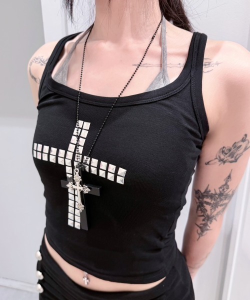 Never mind the XU / Chikashitsu+(ネバーマインド ザ エックスユー / チカシツプラス)の「【nmtc+】Cross Studded Slim Tank top / 【エヌエムティーシープラス】クロススタッズスリムタンクトップ(タンクトップ・レディース・ブラック/ホワイト・ONE SIZE)」の3枚目の写真