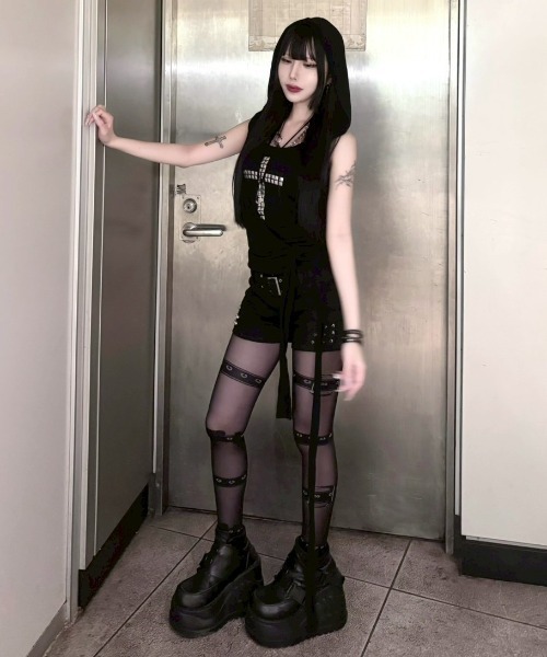Never mind the XU / Chikashitsu+(ネバーマインド ザ エックスユー / チカシツプラス)の「【nmtc+】Cross Studded Slim Tank top / 【エヌエムティーシープラス】クロススタッズスリムタンクトップ(タンクトップ・レディース・ブラック/ホワイト・ONE SIZE)」の20枚目の写真