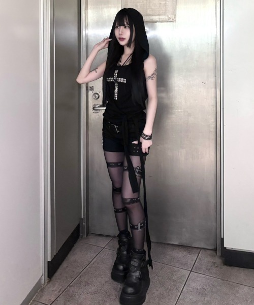 Never mind the XU / Chikashitsu+(ネバーマインド ザ エックスユー / チカシツプラス)の「【nmtc+】Cross Studded Slim Tank top / 【エヌエムティーシープラス】クロススタッズスリムタンクトップ(タンクトップ・レディース・ブラック/ホワイト・ONE SIZE)」の21枚目の写真