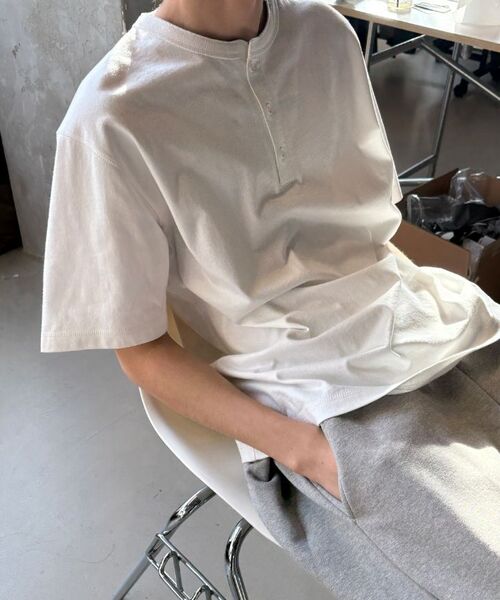 KANEITEI(カネイテイ)の「BASIC HENLYNECK SHORT SLEEVES (WHITE)(Tシャツ/カットソー・レディース・ホワイト・MEDIUM/LARGE/X-LARGE)」の3枚目の写真