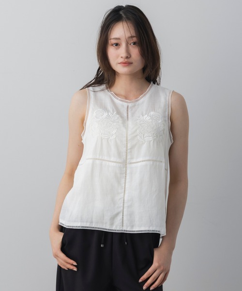 AJUGA.(アジュガ)の「フラワー刺繍ノースリーブブラウス(タンクトップ・レディース・アイボリー/ホワイト・S/M)」の1枚目の写真