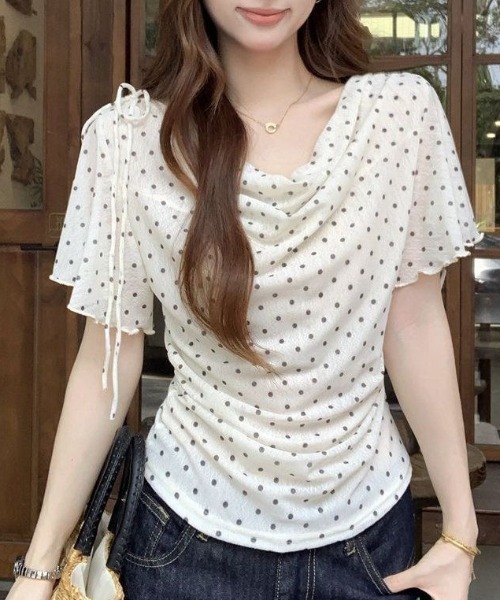 AMAJI(アマジ)の「Vネック ドット柄 ウエストリボン ブラウス(シャツ/ブラウス・レディース・ベージュ・X-LARGE/LARGE/MEDIUM/SMALL)」の1枚目の写真