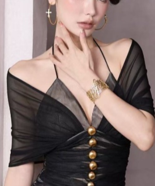 Lana821(ラナハニー)の「シアーオフショル レイヤードホルター シャーリングミニドレス(ワンピース・レディース・ブラック・MEDIUM/LARGE)」の4枚目の写真