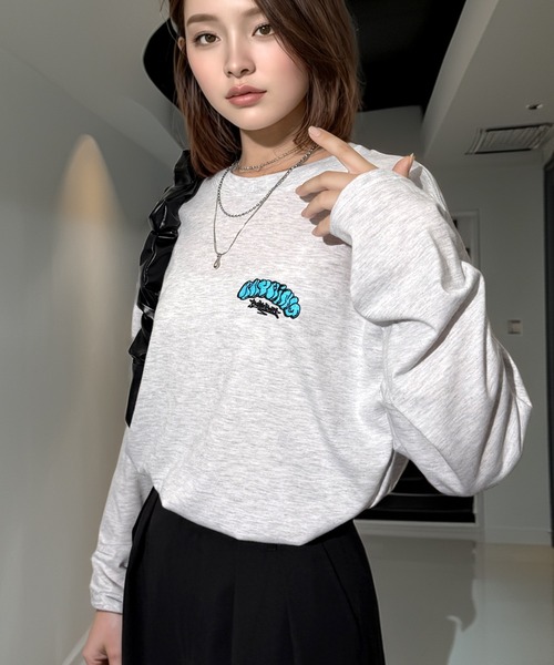 Chandelier（シャンデリア）の「ゆったり 着やすい ルーズシルエット 刺繍 ワンポイント ロンT（Tシャツ/カットソー・レディース・ブラック/ホワイト/ブラック系/ホワイト系/ブラック系2/ホワイト系1/ブラック系1/バーガンディー/ブラウン/ブラック系3/ブラック系4/ブラック系6/ブラック系5/ブラック系7・L/M/LL）」の4枚目の写真