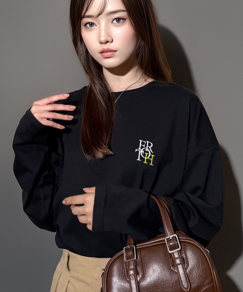 Chandelier（シャンデリア）の「ゆったり 着やすい ルーズシルエット 刺繍 ワンポイント ロンT（Tシャツ/カットソー・レディース・ブラック/ホワイト/ブラック系/ホワイト系/ブラック系2/ホワイト系1/ブラック系1/バーガンディー/ブラウン/ブラック系3/ブラック系4/ブラック系6/ブラック系5/ブラック系7・L/M/LL）」の5枚目の写真