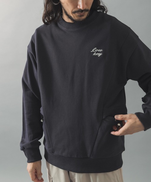 ITEMS URBANRESEARCH(アイテムズ アーバンリサーチ)の「サイドストレージ裏毛スウェットトップス(スウェット・メンズ・チャコールグレー/ホワイト/レッド系その他/ブラック・MEDIUM/LARGE)」の1枚目の写真