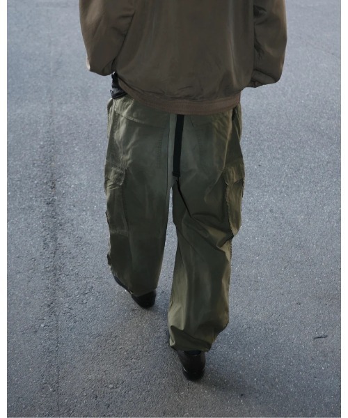 Anachronorm(アナクロノーム)の「FADED CARGO EASY PANTS(デニムパンツ・メンズ・ダークグリーン・3/2)」の6枚目の写真