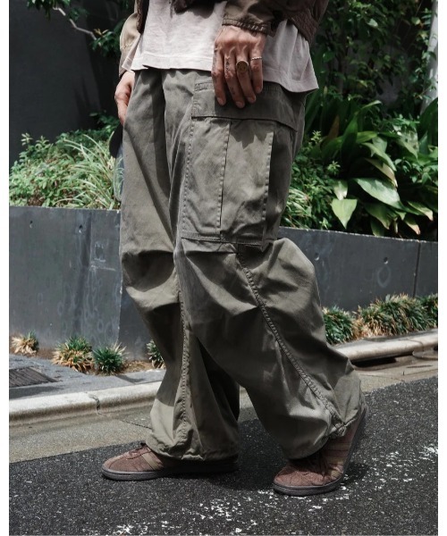 Anachronorm(アナクロノーム)の「FADED CARGO EASY PANTS(デニムパンツ・メンズ・ダークグリーン・3/2)」の19枚目の写真