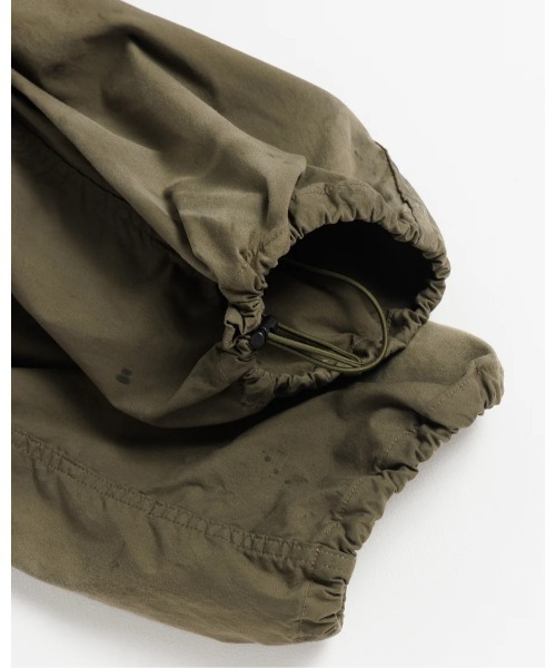 Anachronorm(アナクロノーム)の「FADED CARGO EASY PANTS(デニムパンツ・メンズ・ダークグリーン・3/2)」の3枚目の写真