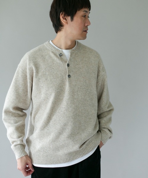 URBAN RESEARCH DOORS（アーバンリサーチドアーズ）の「『WEB限定』ウール混もちもちヘンリーネックニット（ニット/セーター・メンズ・グリーン/ブラック/ライトベージュ・X-LARGE/LARGE/MEDIUM）」の15枚目の写真