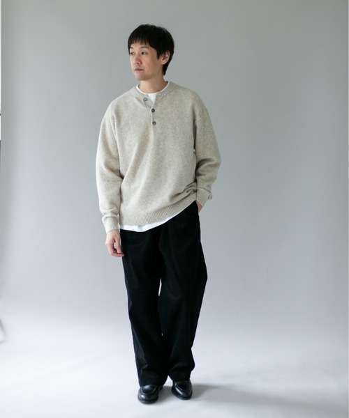 URBAN RESEARCH DOORS（アーバンリサーチドアーズ）の「『WEB限定』ウール混もちもちヘンリーネックニット（ニット/セーター・メンズ・グリーン/ブラック/ライトベージュ・X-LARGE/LARGE/MEDIUM）」の17枚目の写真