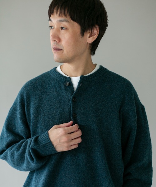 URBAN RESEARCH DOORS（アーバンリサーチドアーズ）の「『WEB限定』ウール混もちもちヘンリーネックニット（ニット/セーター・メンズ・グリーン/ブラック/ライトベージュ・X-LARGE/LARGE/MEDIUM）」の21枚目の写真