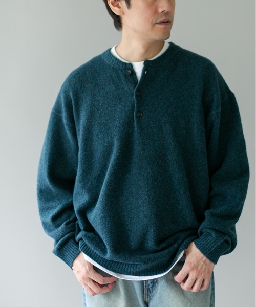 URBAN RESEARCH DOORS（アーバンリサーチドアーズ）の「『WEB限定』ウール混もちもちヘンリーネックニット（ニット/セーター・メンズ・グリーン/ブラック/ライトベージュ・X-LARGE/LARGE/MEDIUM）」の22枚目の写真