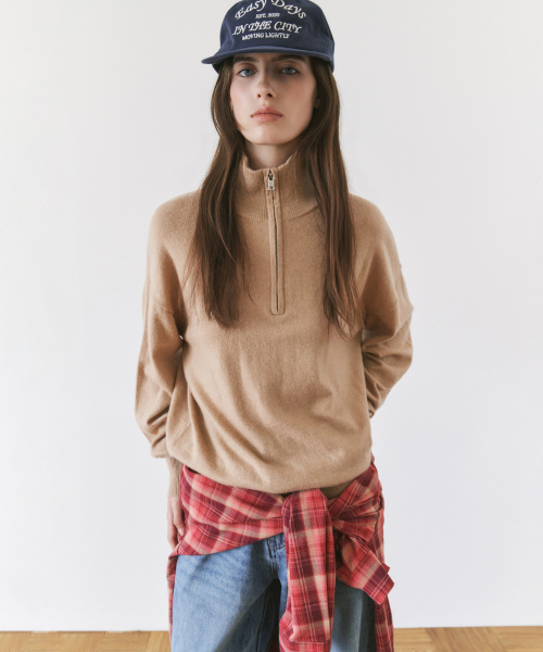 SIYAZU（シヤジュ）の「SIKN2200 ウールブレンド ハイネック ジップアップ ニット_Beige（ニット/セーター・レディース・ベージュ・FREE）」の2枚目の写真