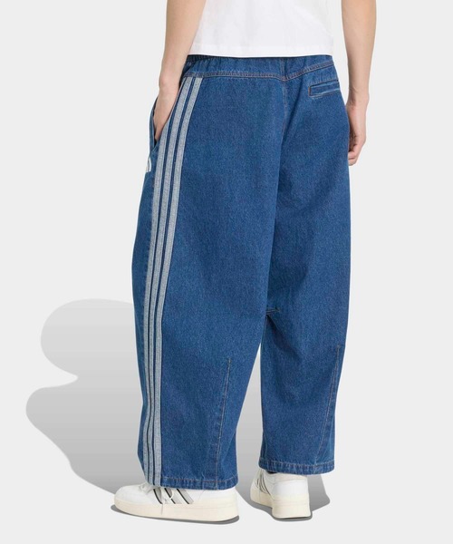 adidas(アディダス)の「スタジアム オーバーサイズフィット デニム フルレングス オープンヘム トラックパンツ / アディダス adidas(デニムパンツ・メンズ・ブルー・LARGE/3XL/XX-LARGE/X-SMALL/X-LARGE/SMALL/MEDIUM)」の2枚目の写真