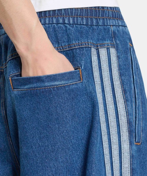 adidas(アディダス)の「スタジアム オーバーサイズフィット デニム フルレングス オープンヘム トラックパンツ / アディダス adidas(デニムパンツ・メンズ・ブルー・LARGE/3XL/XX-LARGE/X-SMALL/X-LARGE/SMALL/MEDIUM)」の4枚目の写真