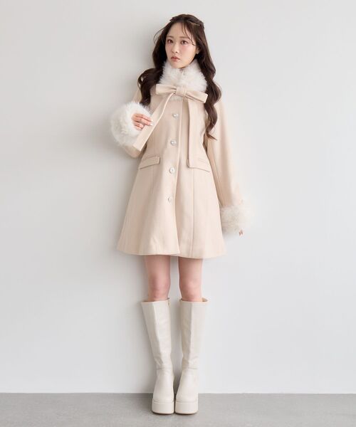 MAJESTIC LEGON（マジェスティックレゴン）の「マルチwayキラキラリボンミディコート（その他アウター・レディース・ピンクベージュ/ライトブルー/チャコールグレー/ブラック・SMALL/MEDIUM/X-SMALL/LARGE）」の5枚目の写真