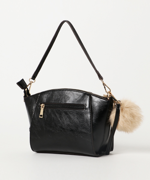 NATURAL BEAUTY BASIC(ナチュラルビューティーベーシック)の「ポンポンファーショルダーバッグ(ショルダーバッグ・レディース・ブルー/ベージュ/ブラック・フリ-)」の4枚目の写真