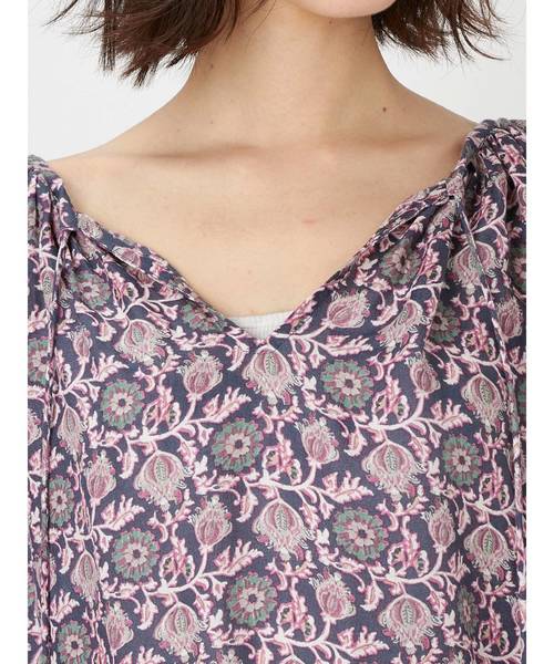 Ungrid（アングリッド）の「ボリュームスリーブ総柄プリントブラウス（シャツ/ブラウス・レディース・ネイビー/レッド・FREE）」の4枚目の写真