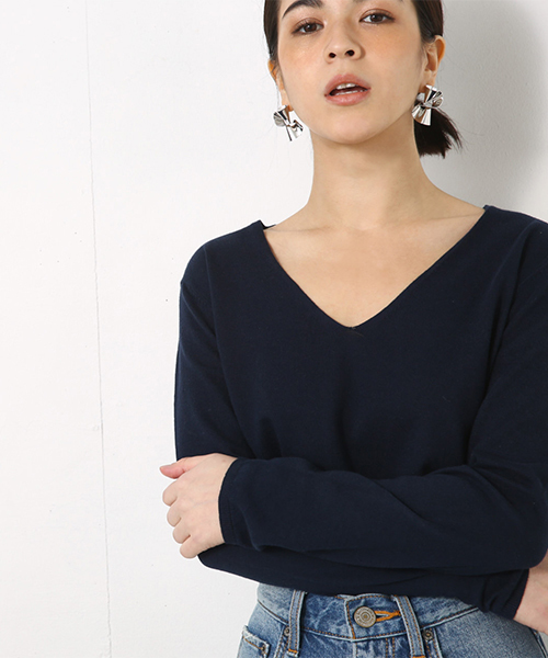 AZUL by moussy（アズールバイマウジー）の「ウォッシャブルコットンVネックニットプルオーバー（ニット/セーター・レディース・ネイビー/イエロー/ベージュ/ライトブルー/ブラック/オフホワイト/オレンジ系その他・LARGE/MEDIUM/SMALL）」の5枚目の写真