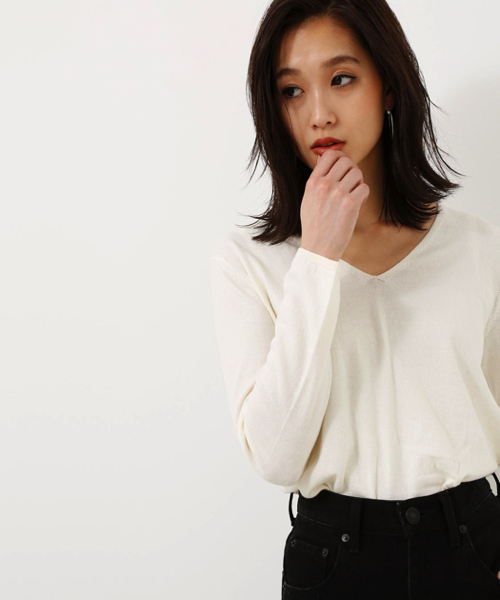 AZUL by moussy（アズールバイマウジー）の「ウォッシャブルコットンVネックニットプルオーバー（ニット/セーター・レディース・ネイビー/イエロー/ベージュ/ライトブルー/ブラック/オフホワイト/オレンジ系その他・LARGE/MEDIUM/SMALL）」の2枚目の写真