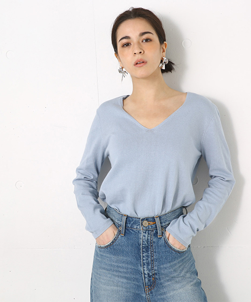 AZUL by moussy（アズールバイマウジー）の「ウォッシャブルコットンVネックニットプルオーバー（ニット/セーター・レディース・ネイビー/イエロー/ベージュ/ライトブルー/ブラック/オフホワイト/オレンジ系その他・LARGE/MEDIUM/SMALL）」の4枚目の写真