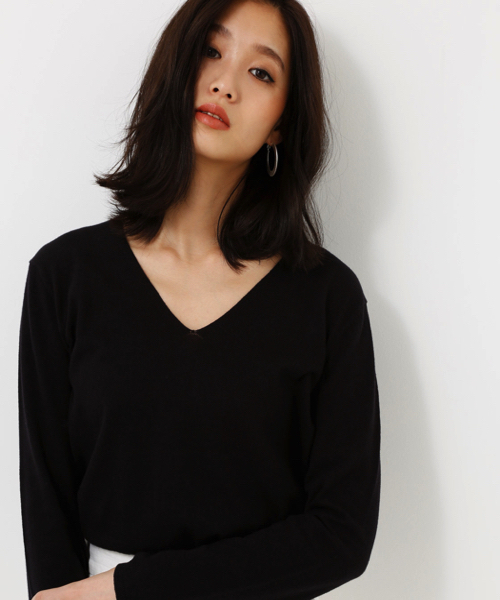 AZUL by moussy（アズールバイマウジー）の「ウォッシャブルコットンVネックニットプルオーバー（ニット/セーター・レディース・ネイビー/イエロー/ベージュ/ライトブルー/ブラック/オフホワイト/オレンジ系その他・LARGE/MEDIUM/SMALL）」の3枚目の写真