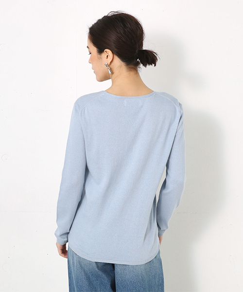 AZUL by moussy（アズールバイマウジー）の「ウォッシャブルコットンVネックニットプルオーバー（ニット/セーター・レディース・ネイビー/イエロー/ベージュ/ライトブルー/ブラック/オフホワイト/オレンジ系その他・LARGE/MEDIUM/SMALL）」の8枚目の写真