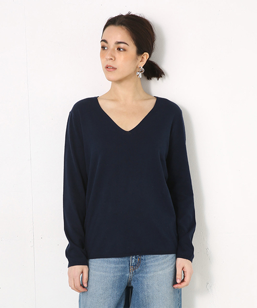 AZUL by moussy（アズールバイマウジー）の「ウォッシャブルコットンVネックニットプルオーバー（ニット/セーター・レディース・ネイビー/イエロー/ベージュ/ライトブルー/ブラック/オフホワイト/オレンジ系その他・LARGE/MEDIUM/SMALL）」の11枚目の写真