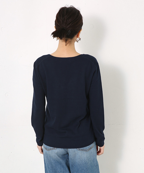 AZUL by moussy（アズールバイマウジー）の「ウォッシャブルコットンVネックニットプルオーバー（ニット/セーター・レディース・ネイビー/イエロー/ベージュ/ライトブルー/ブラック/オフホワイト/オレンジ系その他・LARGE/MEDIUM/SMALL）」の9枚目の写真