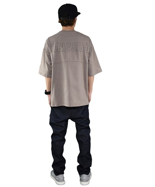 DOUBLE STEAL（ダブルスティール）の「Drop Shoulder Tシャツ　　ビッグシルエット（Tシャツ/カットソー・メンズ・ブラック/ホワイト×レッド/ホワイト×ブラック/ベージュ系その他・LARGE/MEDIUM/X-LARGE）」の4枚目の写真