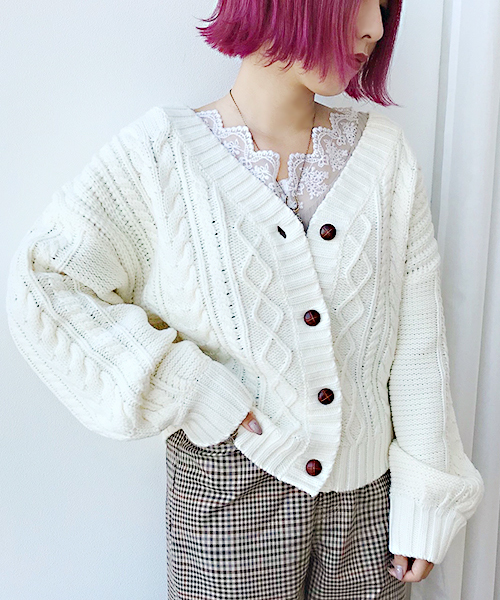 apres jour（アプレジュール）の「ケーブルニットVカーディガン【ZOZOTOWN限定アイテム】（カーディガン/ボレロ・レディース・オフホワイト/ピンク/キャメル/ベージュ・フリー）」の6枚目の写真