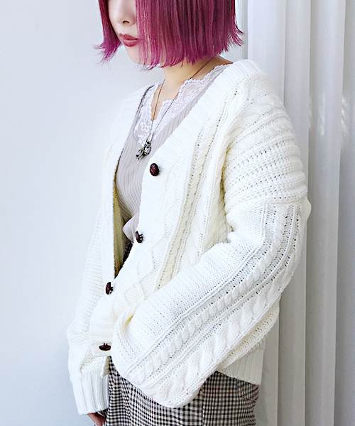 apres jour（アプレジュール）の「ケーブルニットVカーディガン【ZOZOTOWN限定アイテム】（カーディガン/ボレロ・レディース・オフホワイト/ピンク/キャメル/ベージュ・フリー）」の9枚目の写真