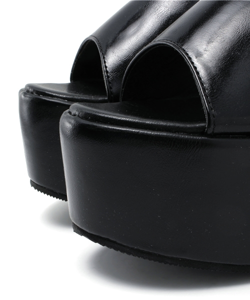 WEGO（ウィゴー）の「WEGO/フェイクレザー厚底サンダル（サンダル・レディース・レッド/ホワイト/ブラック・24.5/23.5）」の4枚目の写真