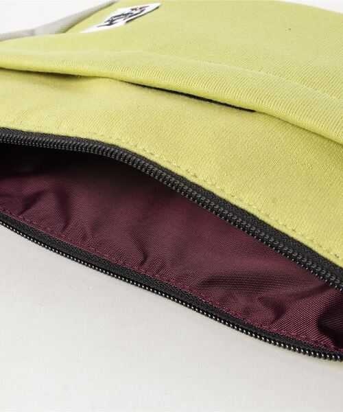 CHUMS(チャムス)の「【CHUMS】Mini Banana Shoulder Sweat Nylon(ショルダーバッグ・メンズ・ブラック/ネイビー/イエロー/ヘザーグレー/カモフラージュ/桜/ブラック系その他/ネイビー系/グリーン・FREE)」の13枚目の写真