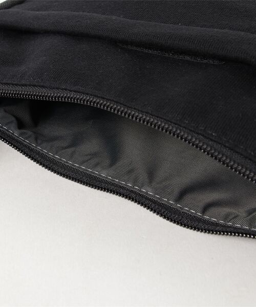 CHUMS(チャムス)の「【CHUMS】Mini Banana Shoulder Sweat Nylon(ショルダーバッグ・メンズ・ブラック/ネイビー/イエロー/ヘザーグレー/カモフラージュ/桜/ブラック系その他/ネイビー系/グリーン・FREE)」の17枚目の写真