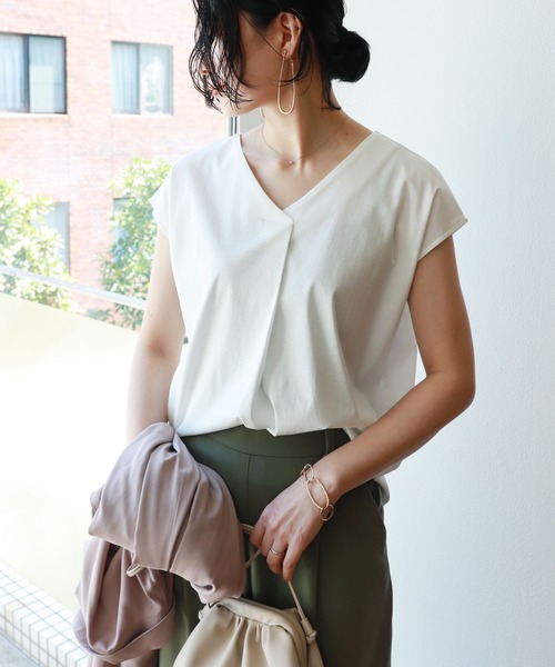 andme(アンドミー)の「コットン半袖VネックタックTシャツ(Tシャツ/カットソー・レディース・ブラック/ベージュ/ネイビー/オフホワイト/ライトブラウン・M/L)」の1枚目の写真
