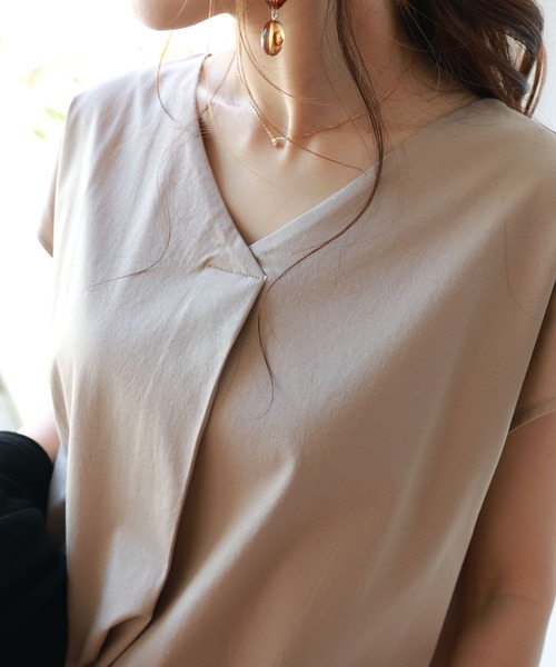 andme(アンドミー)の「コットン半袖VネックタックTシャツ(Tシャツ/カットソー・レディース・ブラック/ベージュ/ネイビー/オフホワイト/ライトブラウン・M/L)」の9枚目の写真