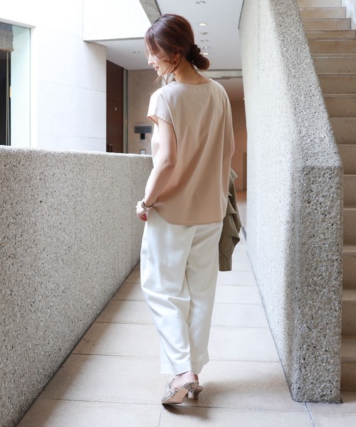 andme(アンドミー)の「コットン半袖VネックタックTシャツ(Tシャツ/カットソー・レディース・ブラック/ベージュ/ネイビー/オフホワイト/ライトブラウン・M/L)」の6枚目の写真