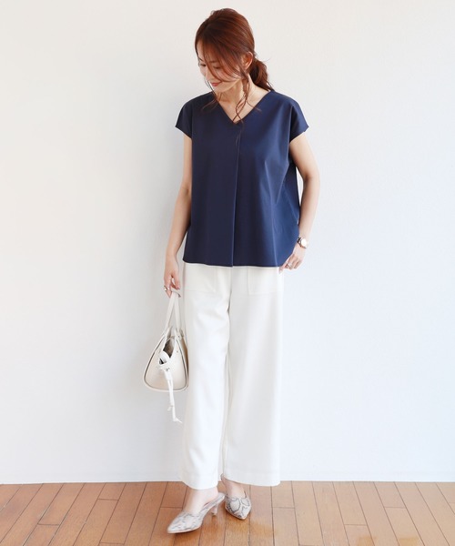 andme(アンドミー)の「コットン半袖VネックタックTシャツ(Tシャツ/カットソー・レディース・ブラック/ベージュ/ネイビー/オフホワイト/ライトブラウン・M/L)」の10枚目の写真