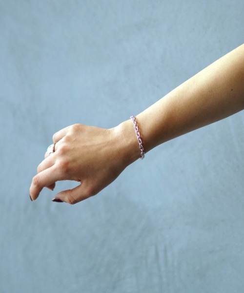 AVIREX（アヴィレックス）の「【InRed5月号・桐谷美玲さん着用】【直営店限定】ロゴブレスレット/ AVIREX LOGO BRACELET（ブレスレット・レディース・シルバー・FREE）」の2枚目の写真