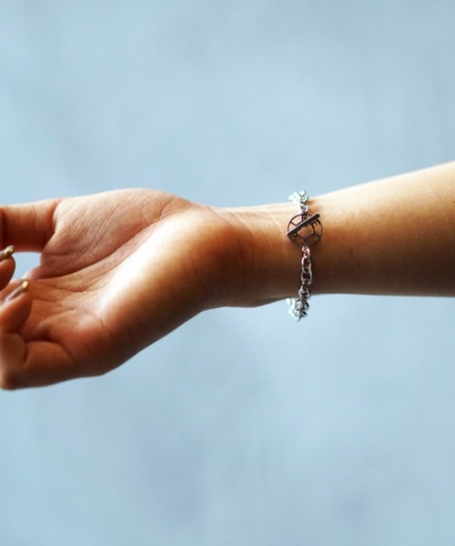 AVIREX（アヴィレックス）の「【InRed5月号・桐谷美玲さん着用】【直営店限定】ロゴブレスレット/ AVIREX LOGO BRACELET（ブレスレット・レディース・シルバー・FREE）」の10枚目の写真