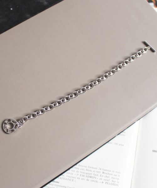 AVIREX（アヴィレックス）の「【InRed5月号・桐谷美玲さん着用】【直営店限定】ロゴブレスレット/ AVIREX LOGO BRACELET（ブレスレット・レディース・シルバー・FREE）」の8枚目の写真